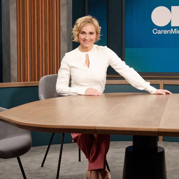 ARD-Moderatorin Caren Miosga sitz an einem Tisch im Studio ihrer gleichnamigen Talkshow, die seit Januar 2024 als Nachfolger der Talkshow von Anne Will im Ersten läuft.