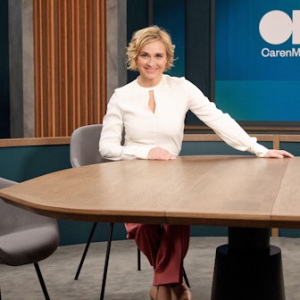 ARD-Moderatorin Caren Miosga sitz an einem Tisch im Studio ihrer gleichnamigen Talkshow, die seit Januar 2024 als Nachfolger der Talkshow von Anne Will im Ersten läuft.