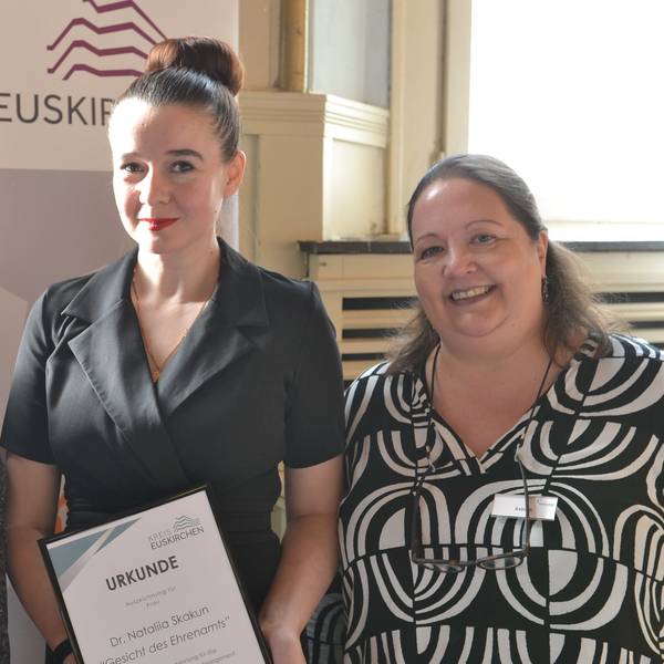 Natalia Skakun hält ihre Urkunde in den Händen, links von ihr steht Roland Kuhlen, rechts Stefanie Asbeck.