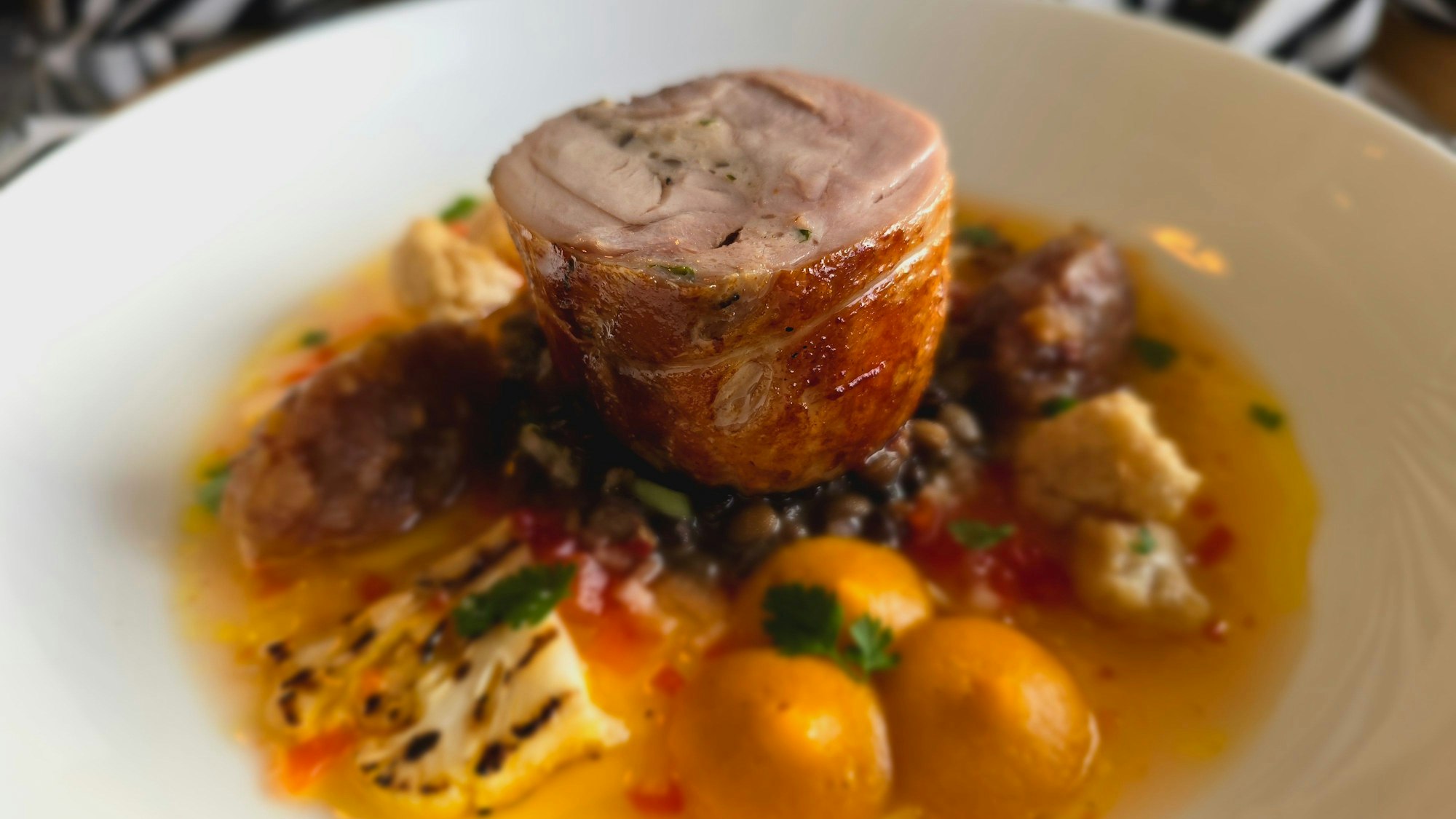 Gericht zur Restaurantkritik: Ballotine vom Huhn, Linsen, Dörrobstchutney