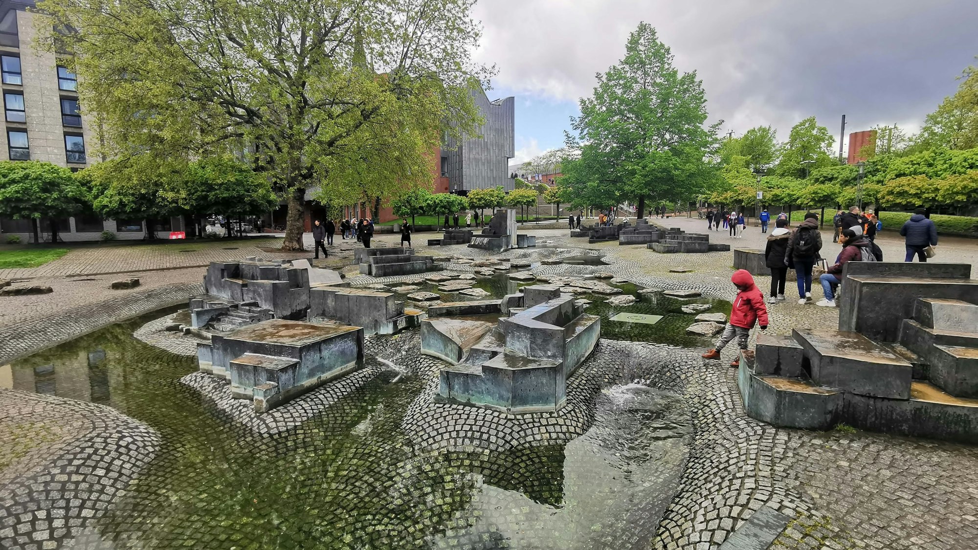 Der Paolozzi-Brunnen im Rheingarten.