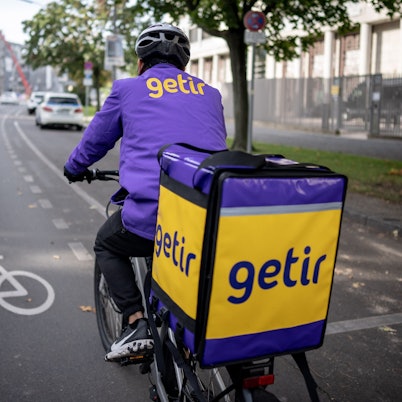 Ein Lieferfahrer des türkischen Lieferdienstes „Getir“ fährt mit seinem Fahrrad durch Berlin.