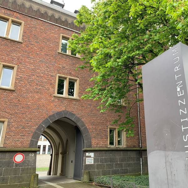 Der Eingang des Justizzentrums Aachen.