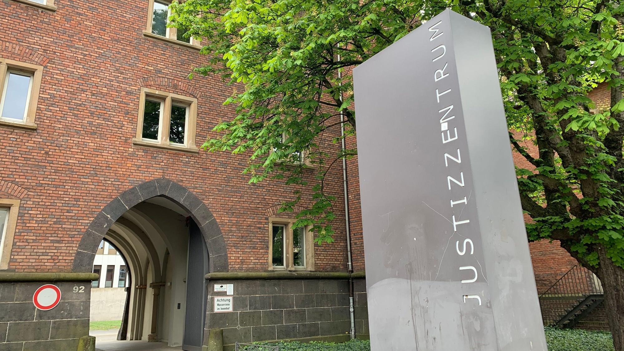 Der Eingang des Justizzentrums Aachen.