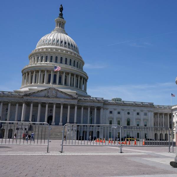 Jennifer Gay, ein TikTok Content Creator, sitzt vor dem US-Kapitol in Washington.