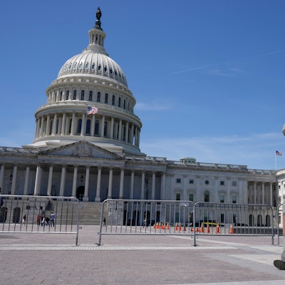 Jennifer Gay, ein TikTok Content Creator, sitzt vor dem US-Kapitol in Washington.