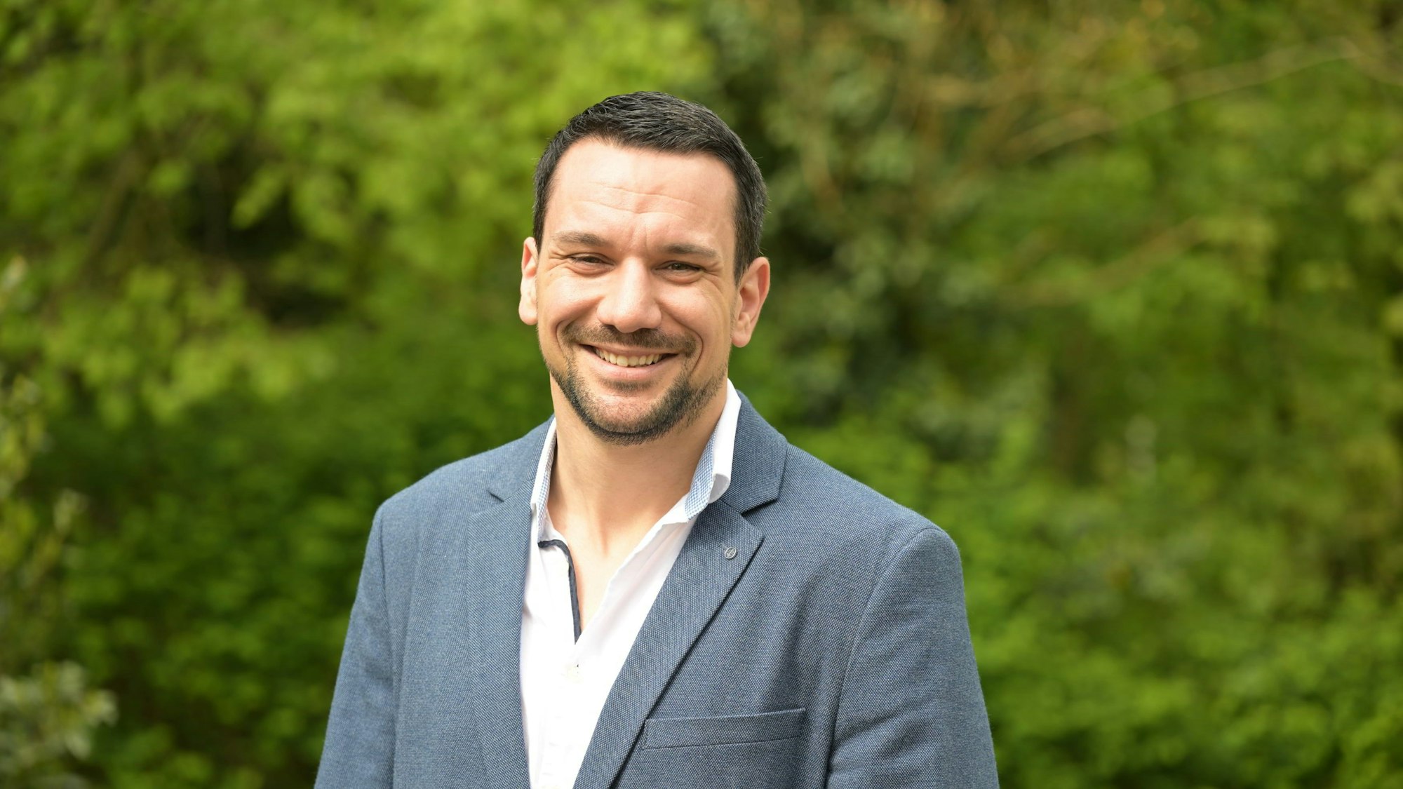 Kämmerer Christian Welsch steht im Grünen.