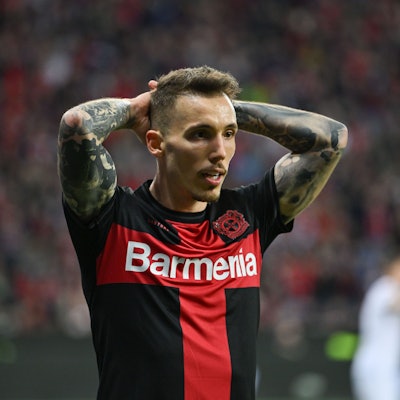 Leverkusens Alejandro Grimaldo reagiert auf das Spiel.