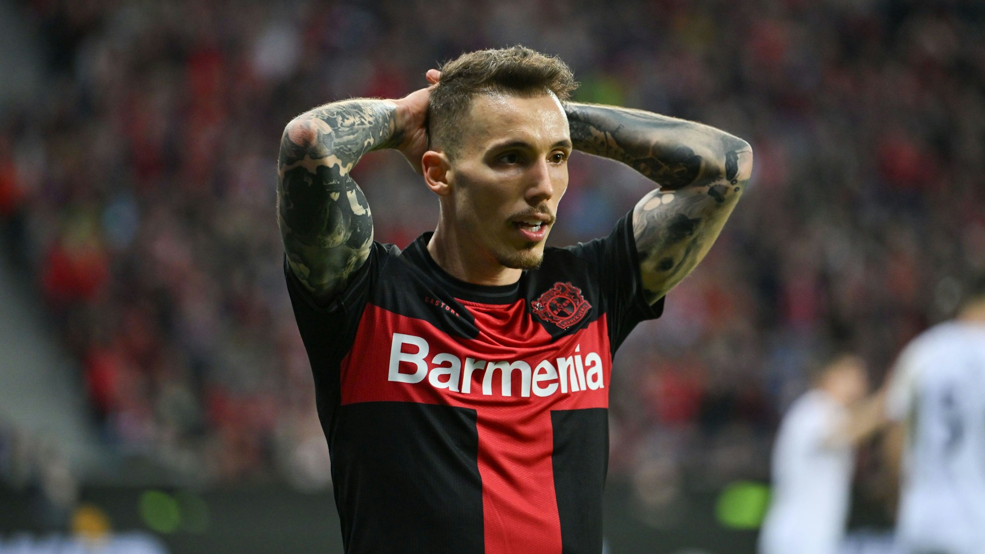Leverkusens Alejandro Grimaldo reagiert auf das Spiel.