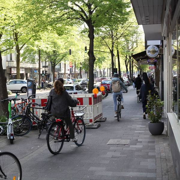Bauarbeiten auf dem Radweg tragen zum Fahrrad-Chaos auf der Dürener Straße bei.
