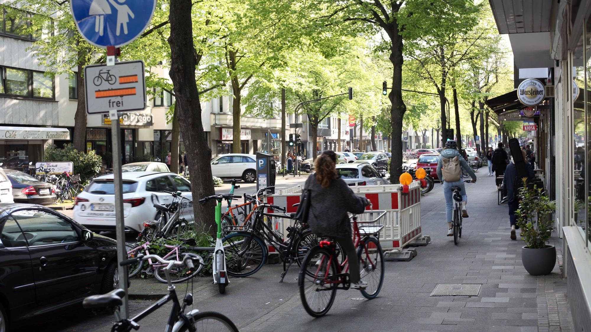 Bauarbeiten auf dem Radweg tragen zum Fahrrad-Chaos auf der Dürener Straße bei.