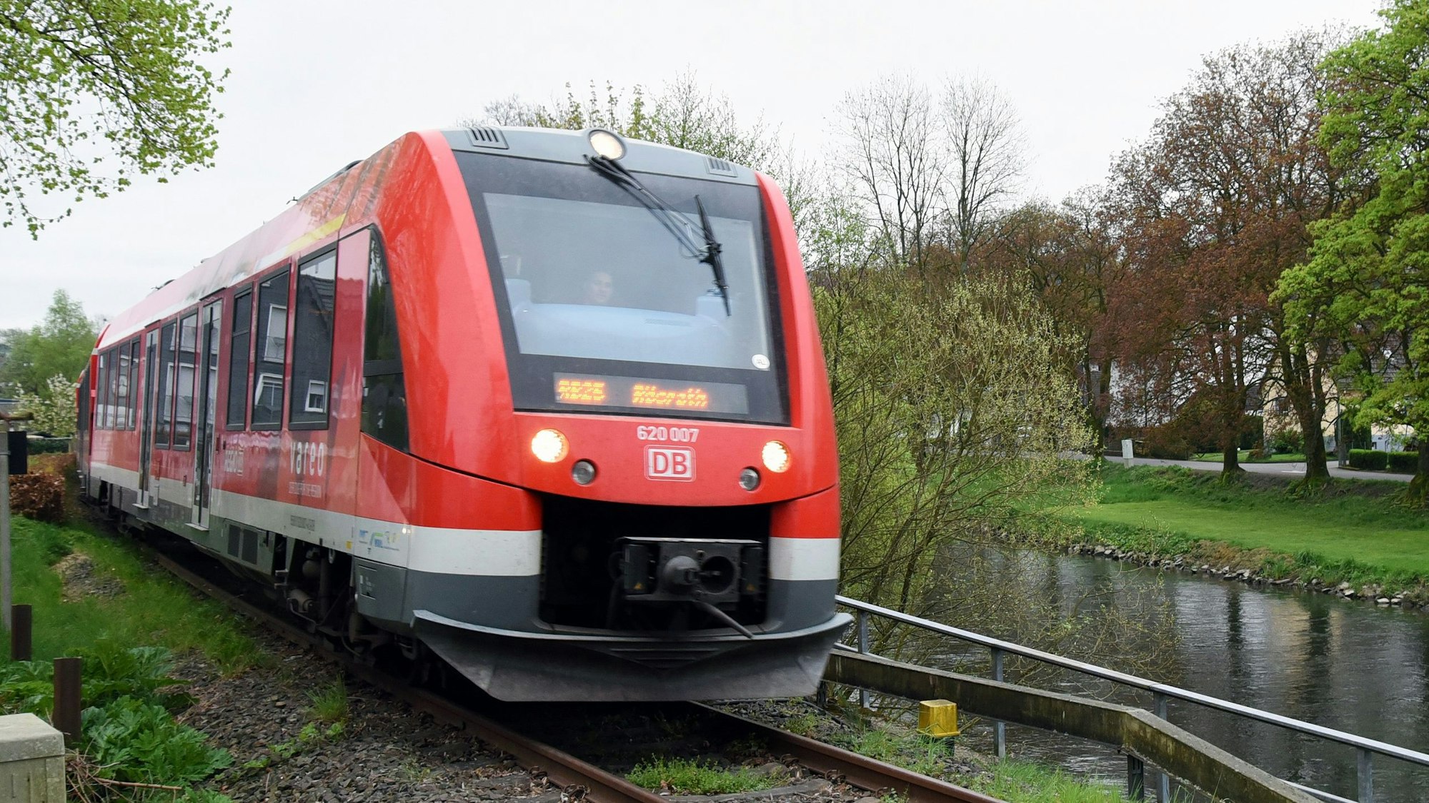 Hier fährt die Regionalbahn RB 25 in Engelskirchen an der Agger entlang.