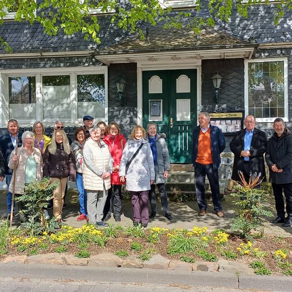 Ehrenamtliche des VVV kümmern sich in Witzhelden um die Pflege der Blumenkanzeln.