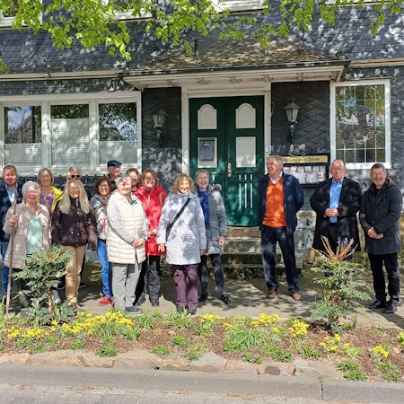 Ehrenamtliche des VVV kümmern sich in Witzhelden um die Pflege der Blumenkanzeln.