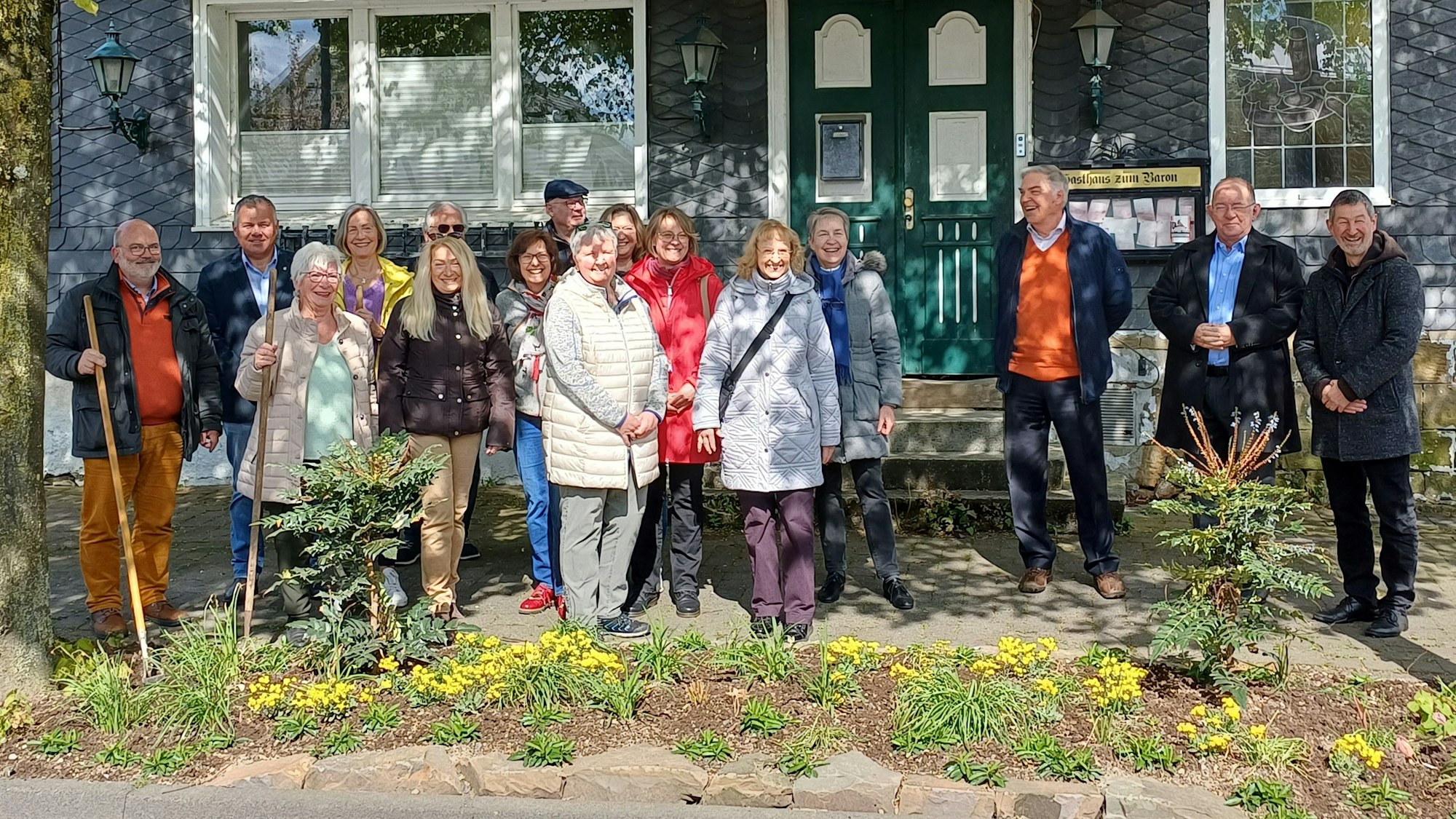 Ehrenamtliche des VVV kümmern sich in Witzhelden um die Pflege der Blumenkanzeln.