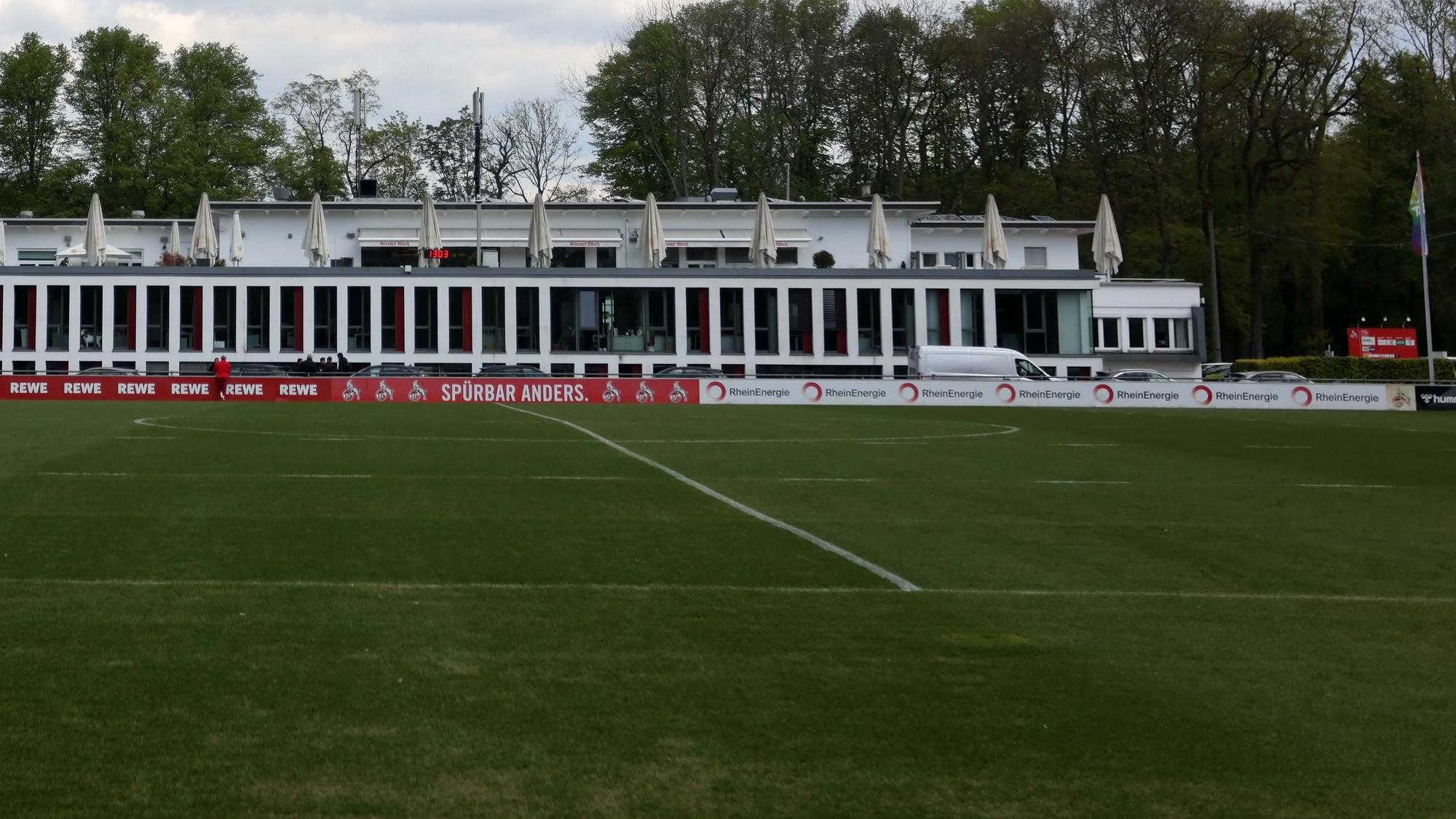 Das Geißbockheim mit dem Trainingsplatz der Profis des 1. FC Köln.
