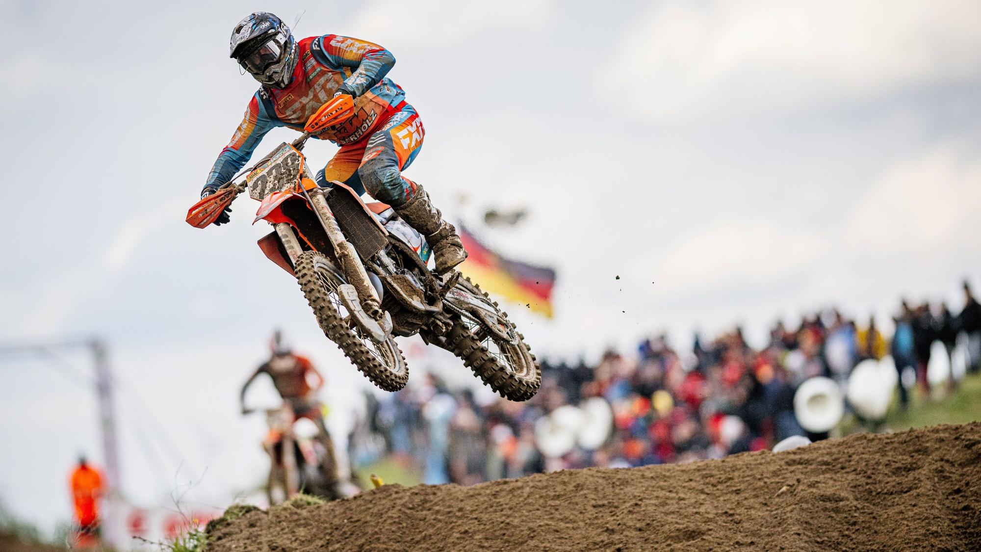 Lukas Platt überspringt mit seinem Motorrad einen Hügel auf der Motocrosstrecke.
