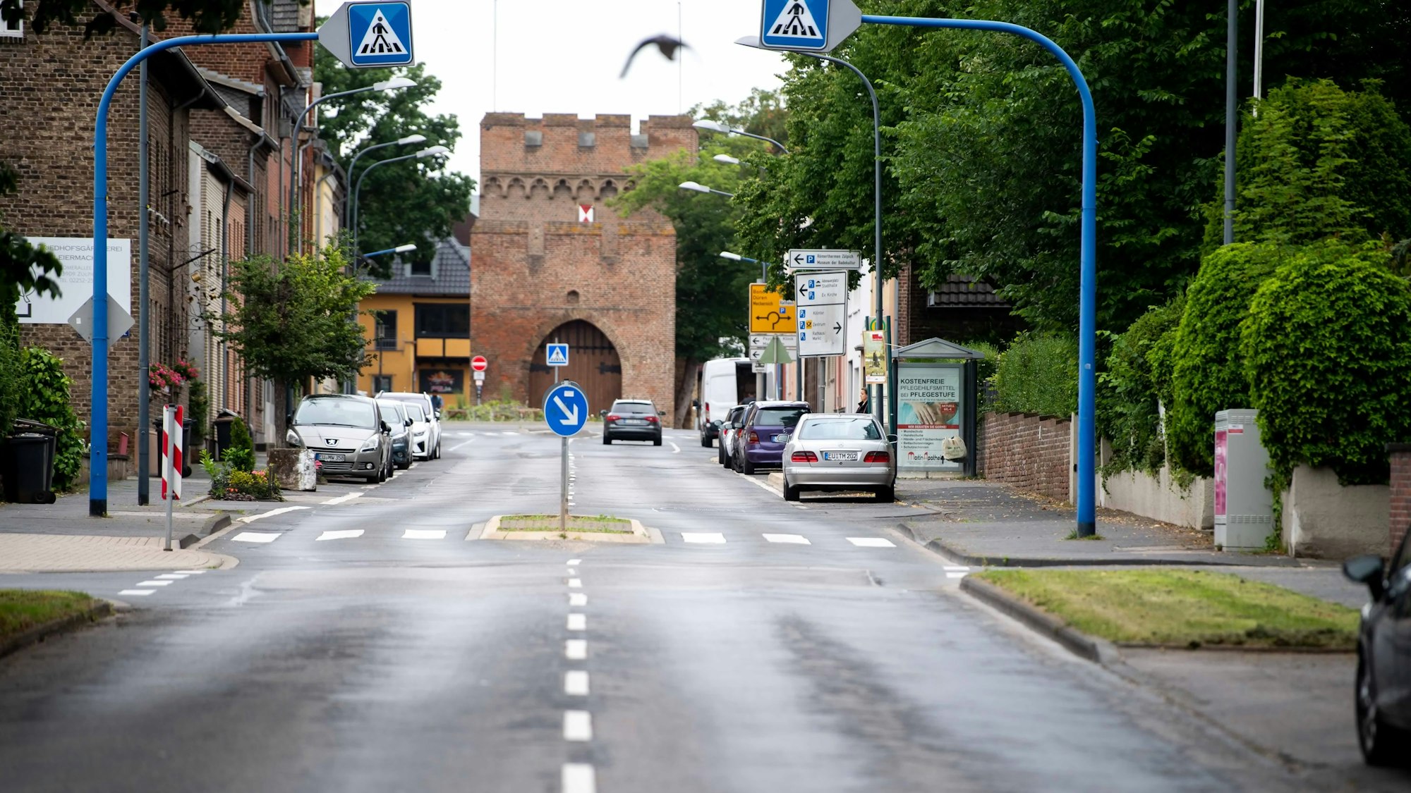Das Bild zeigt die Römerallee in Zülpich im Hintergrund ist das Kölntor zu sehen.