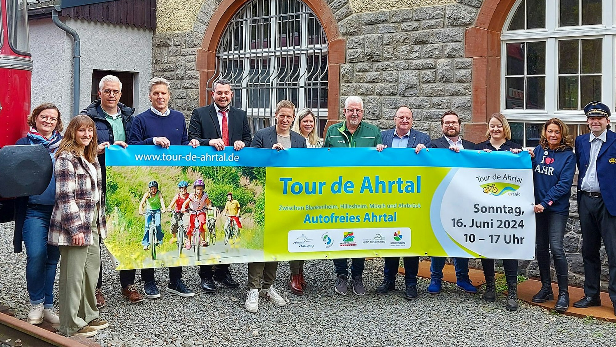 Das Bild zeigt zahlreiche politische Vertreter und Sponsoren mit einem Tour-de-Ahrtal-Plakat in den Händen.