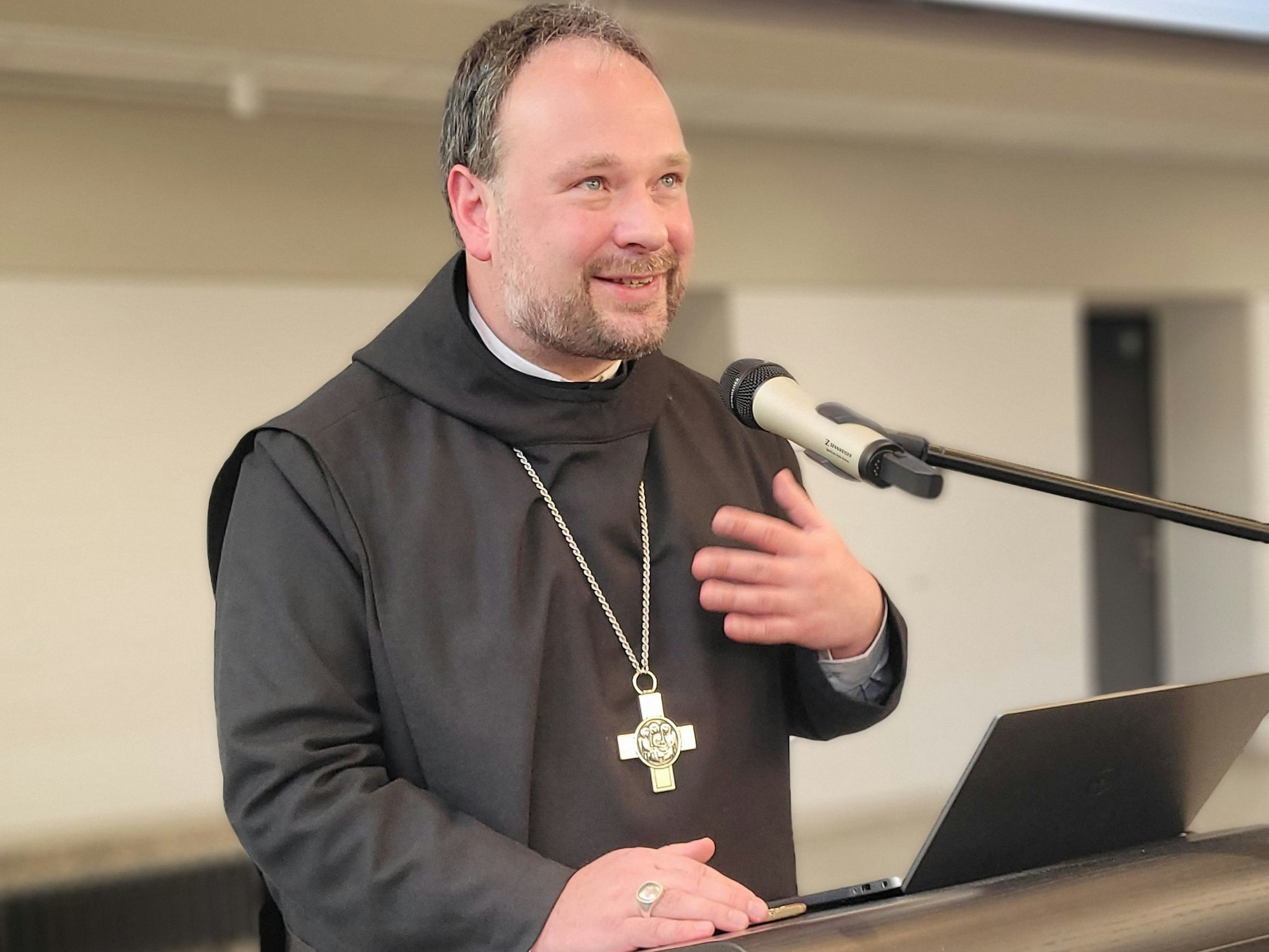 Der Benediktiner-Abt Dr. Nikodemus C. Schnabel bei einem Vortrag in der Aula der Kölner Hochschule für Katholische Theologie