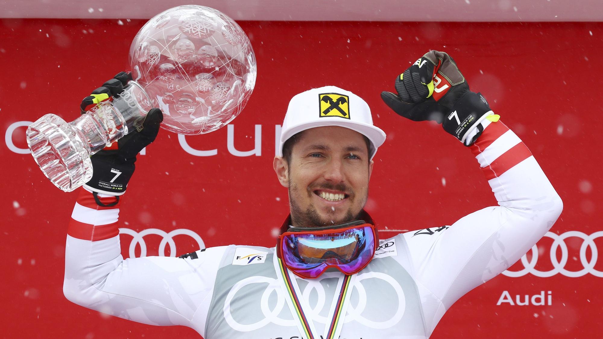 Marcel Hirscher hält die Trophäe des Gesamtweltcupsiegers der Männer während des Weltcup-Finales.