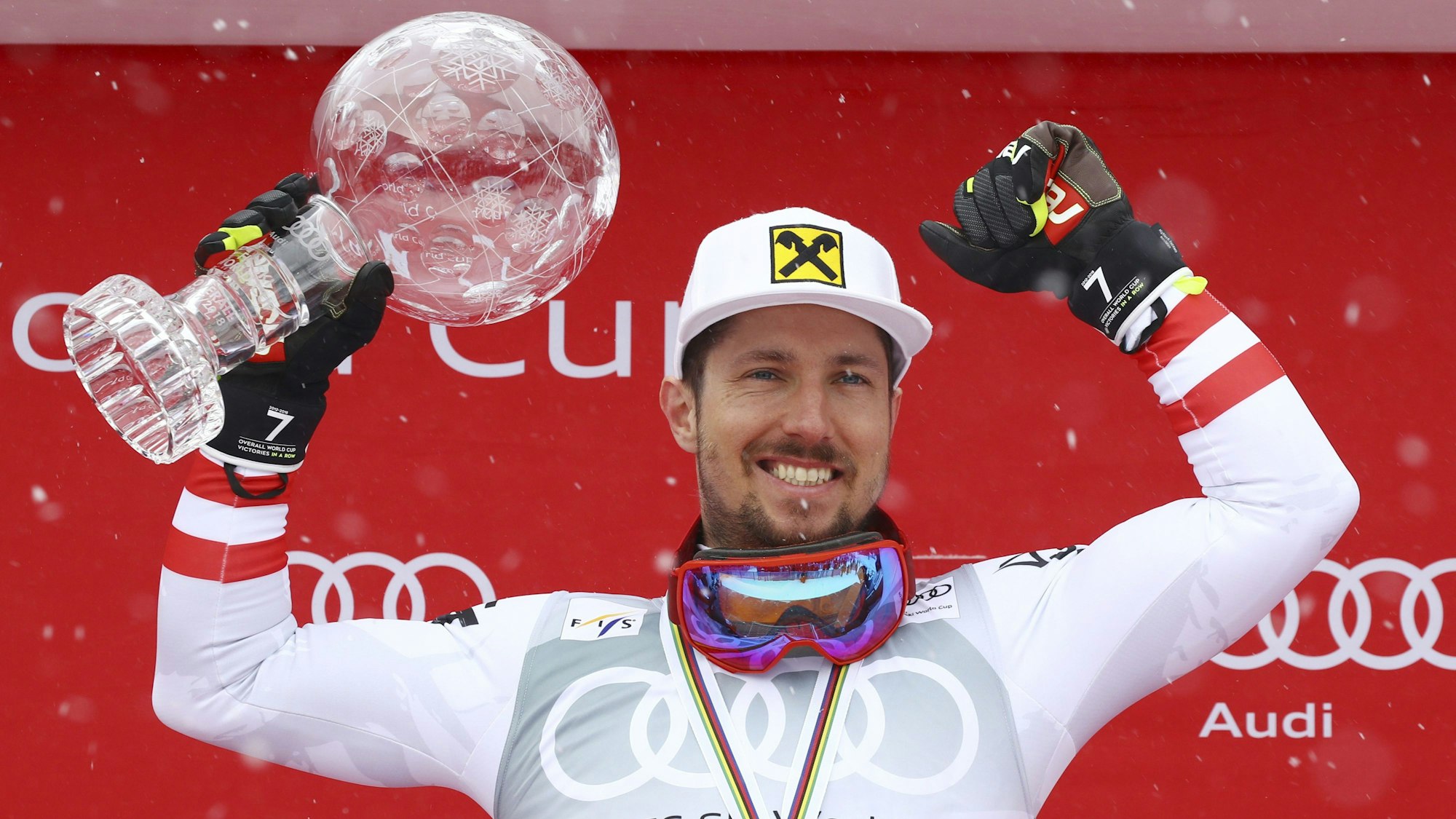 Marcel Hirscher hält die Trophäe des Gesamtweltcupsiegers der Männer während des Weltcup-Finales.