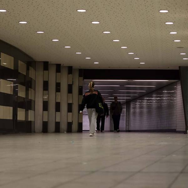 Personen gehen durch den Tunnel am Appellhofplatz.