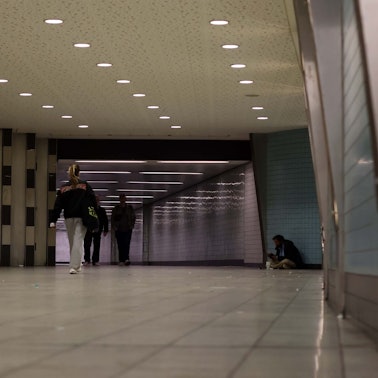 Personen gehen durch den Tunnel am Appellhofplatz.