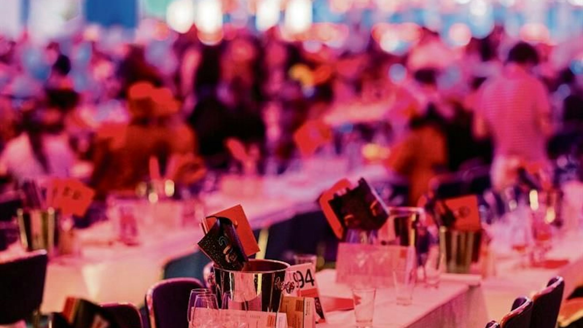 Bei Karnevalssitzungen stehen manchmal auch Kinder auf der Bühne. (Symbolbild)