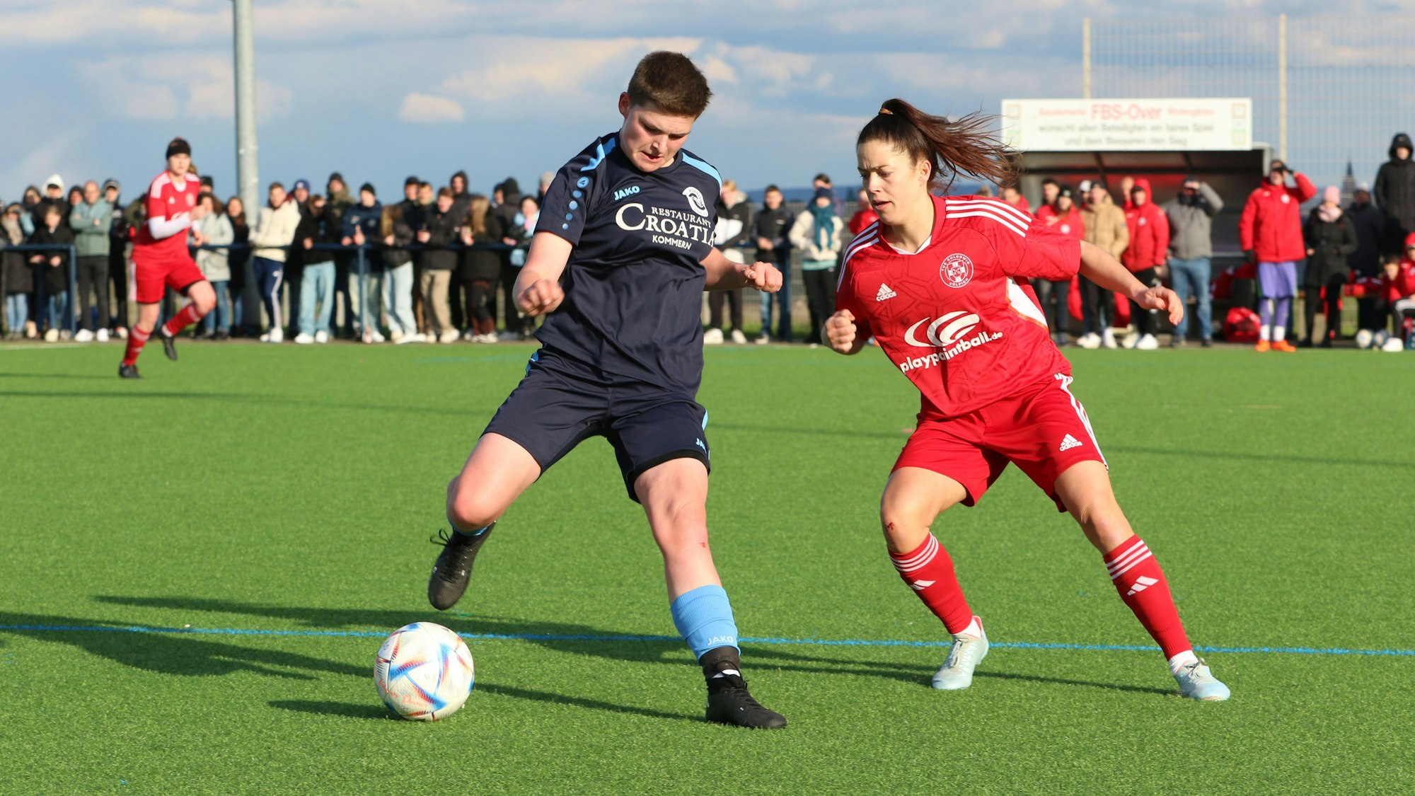 Eine Spielszene aus der Frauenkreisliga-Partie zwischen Kommern und Zülpich vor vielen Zuschauern.
