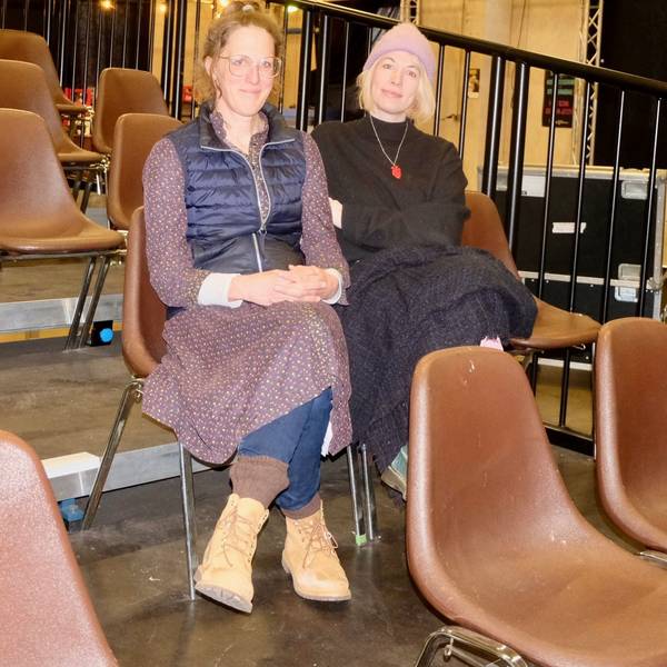BU: Frederika Bohr (l.) und Anthea Petermann in der Aussenspielstätte der Tanzfaktur an der Vitalisstraße 314.