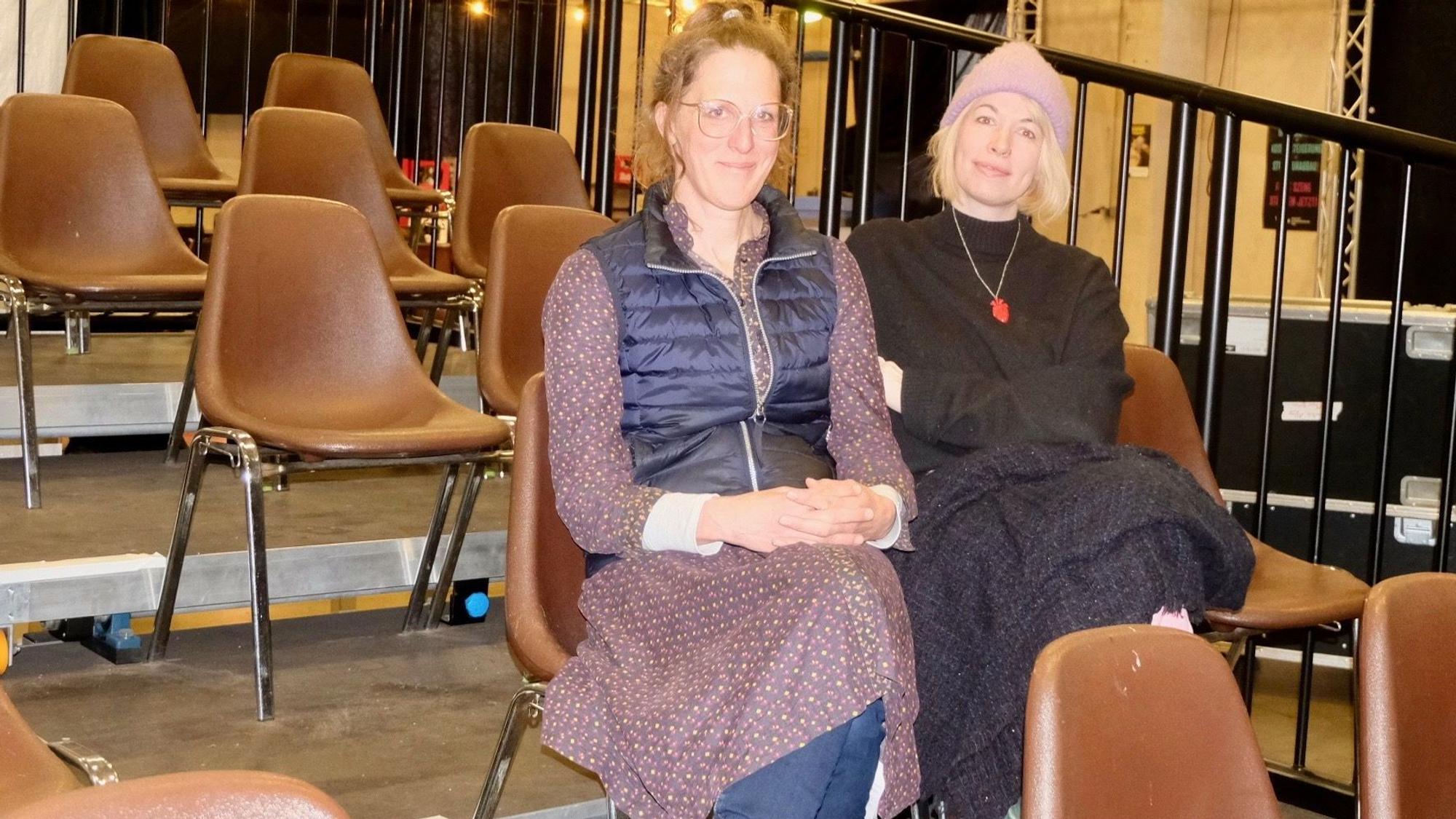 BU: Frederika Bohr (l.) und Anthea Petermann in der Aussenspielstätte der Tanzfaktur an der Vitalisstraße 314.