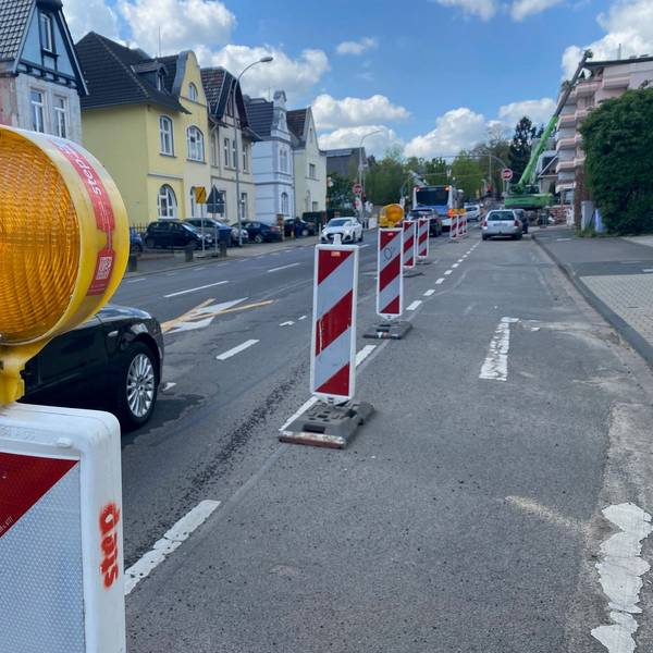 Zu sehen ist die Liblarer Straße, die von Baken eingeengt wird.