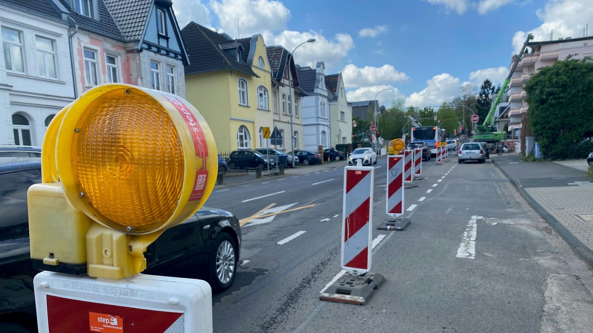Zu sehen ist die Liblarer Straße, die von Baken eingeengt wird.