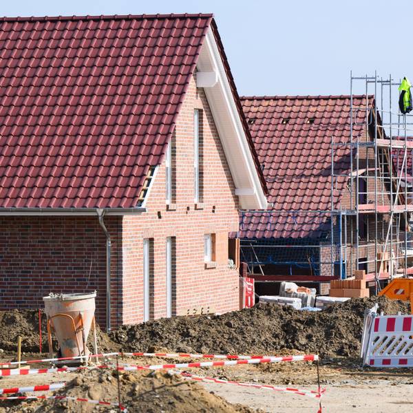 Das Bild zeigt mehrere im Bau befindliche Einfamilienhäuser.