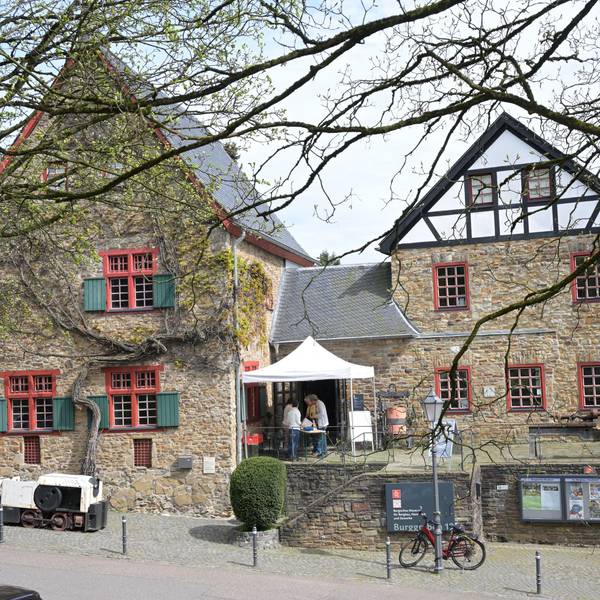 Das historische Gebäude, zum Teil mit Fachwerk, von außen.