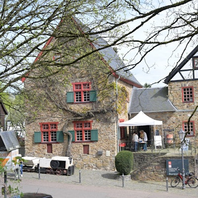 Das historische Gebäude, zum Teil mit Fachwerk, von außen.