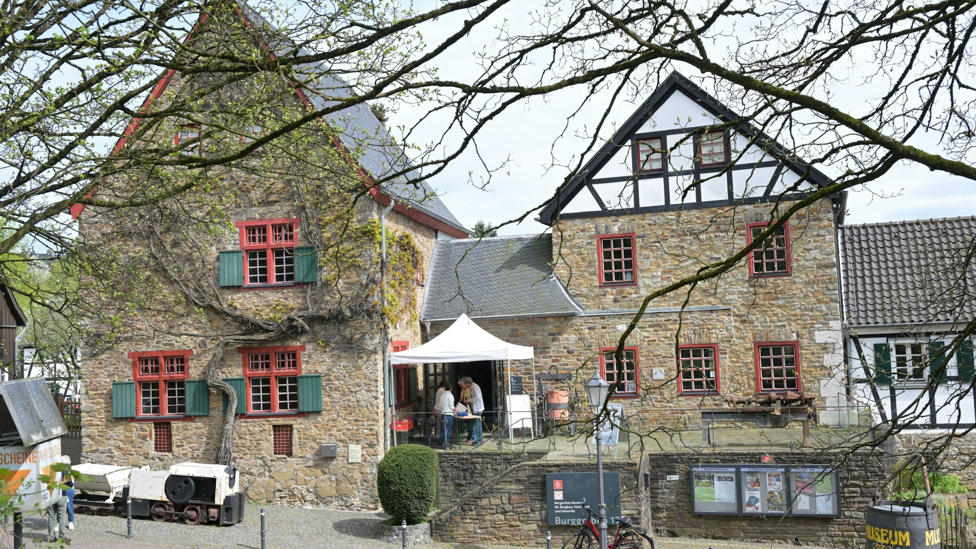 Das historische Gebäude, zum Teil mit Fachwerk, von außen.