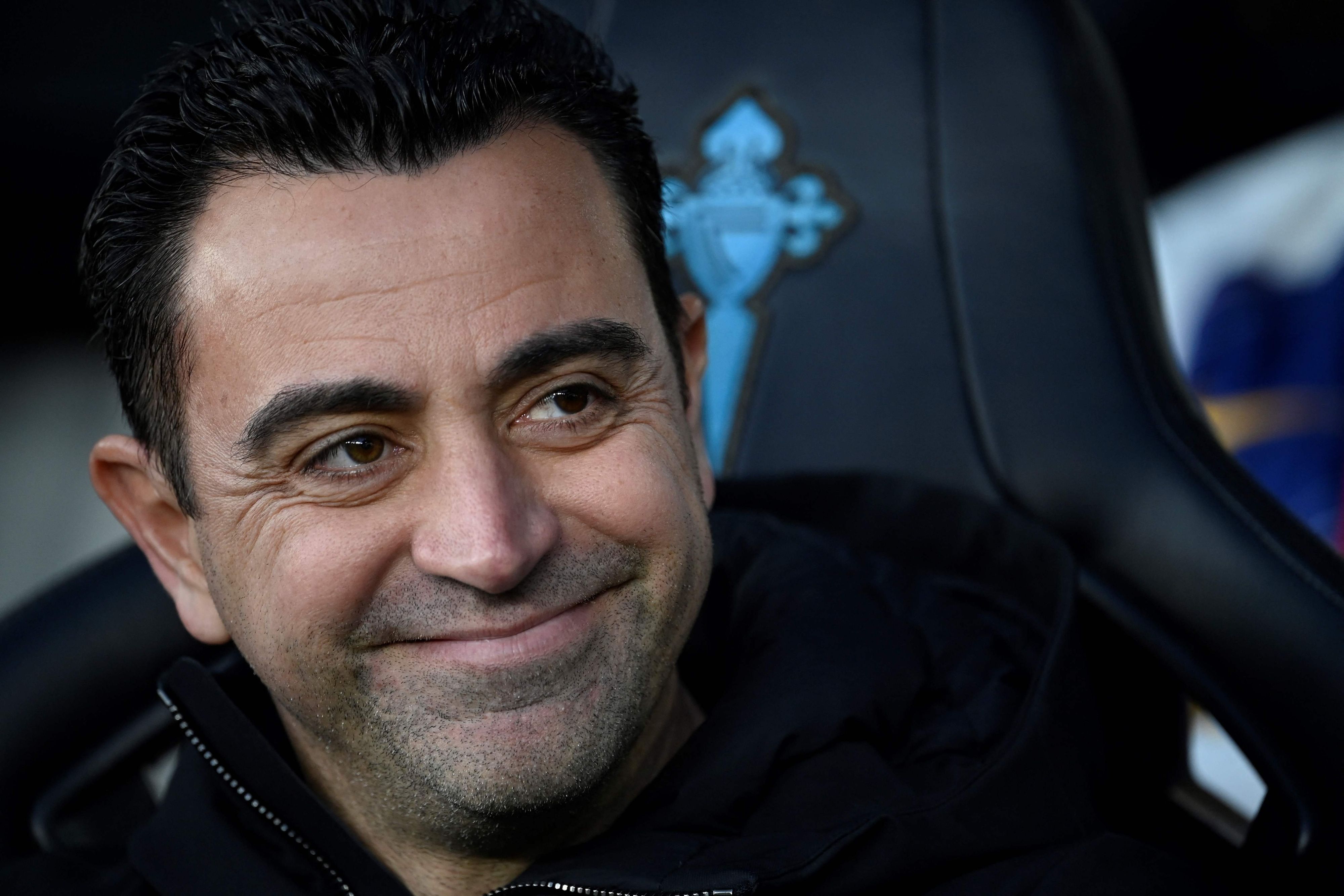 Barcelonas spanischer Trainer Xavi lächelt am Spielfeldrand vor dem spanischen Ligaspiel zwischen dem RC Celta de Vigo und dem FC Barcelona.