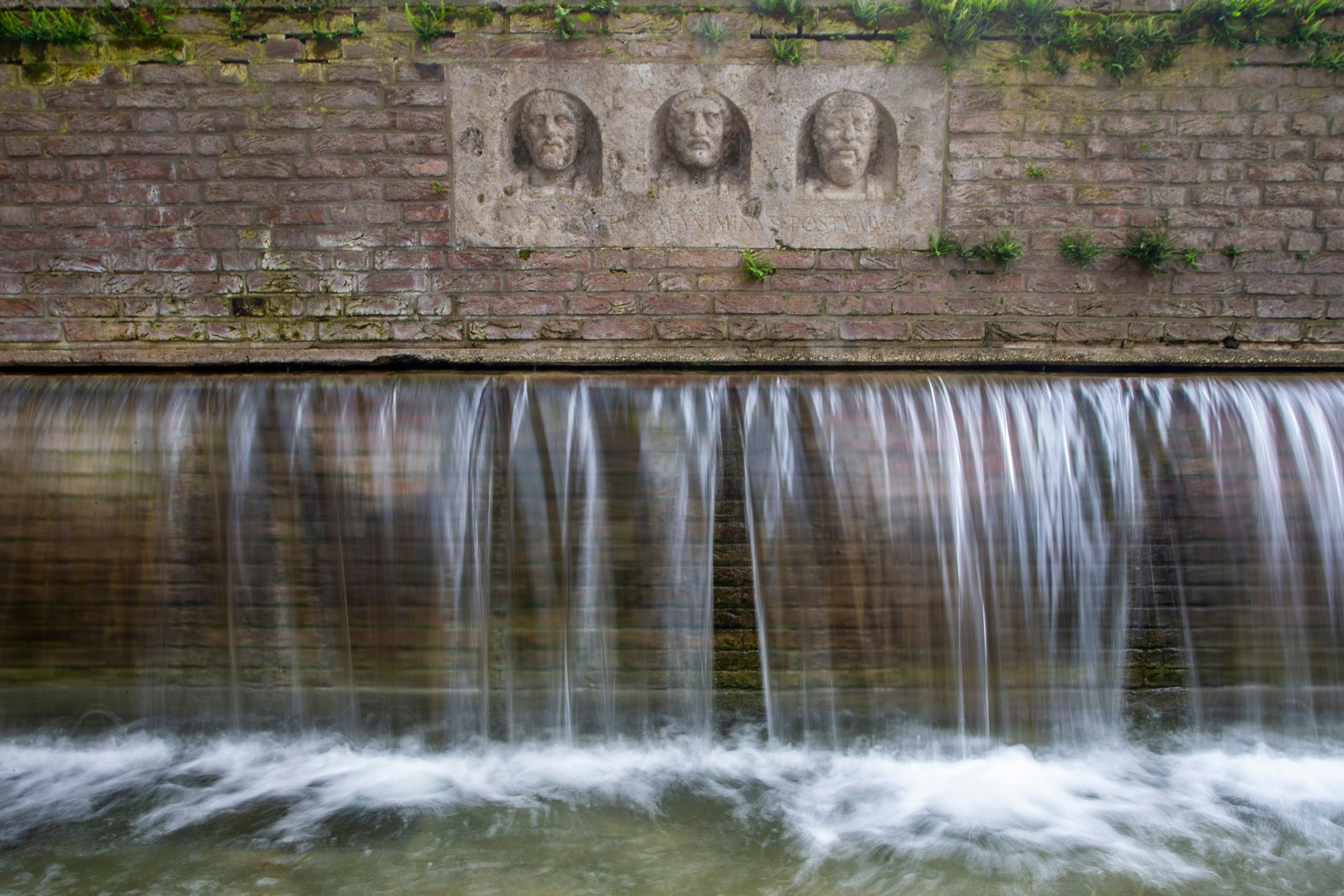 Der Römerbrunnen an der Komödienstraße.