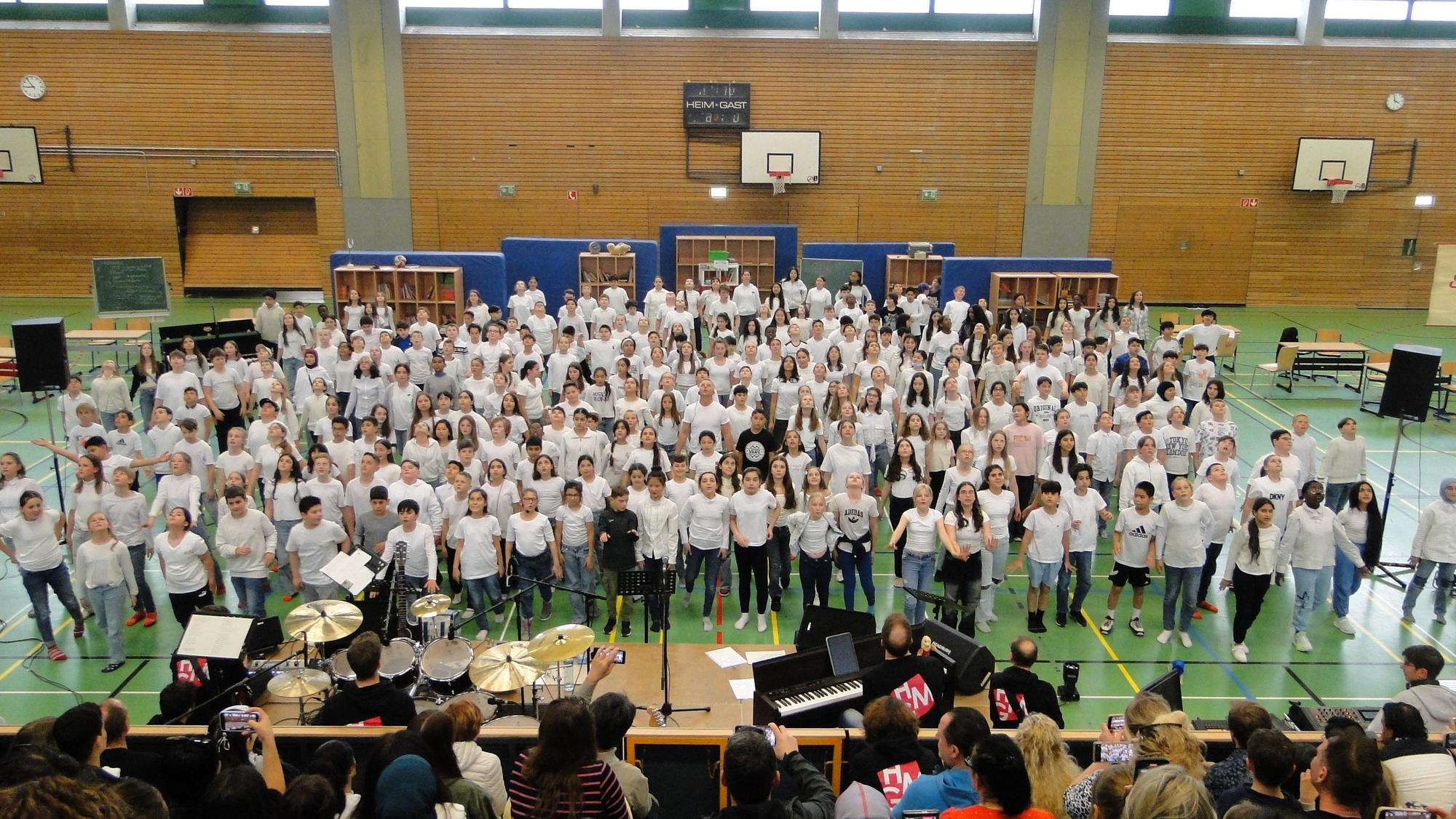 Eine normale Bühne reichte für die 300 SChüler der "School of Rock" nicht aus - die Sporthalle musste als Veranstaltungsort herhalten.