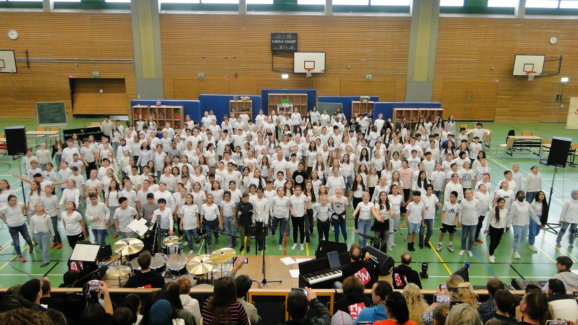 Eine normale Bühne reichte für die 300 SChüler der "School of Rock" nicht aus - die Sporthalle musste als Veranstaltungsort herhalten.