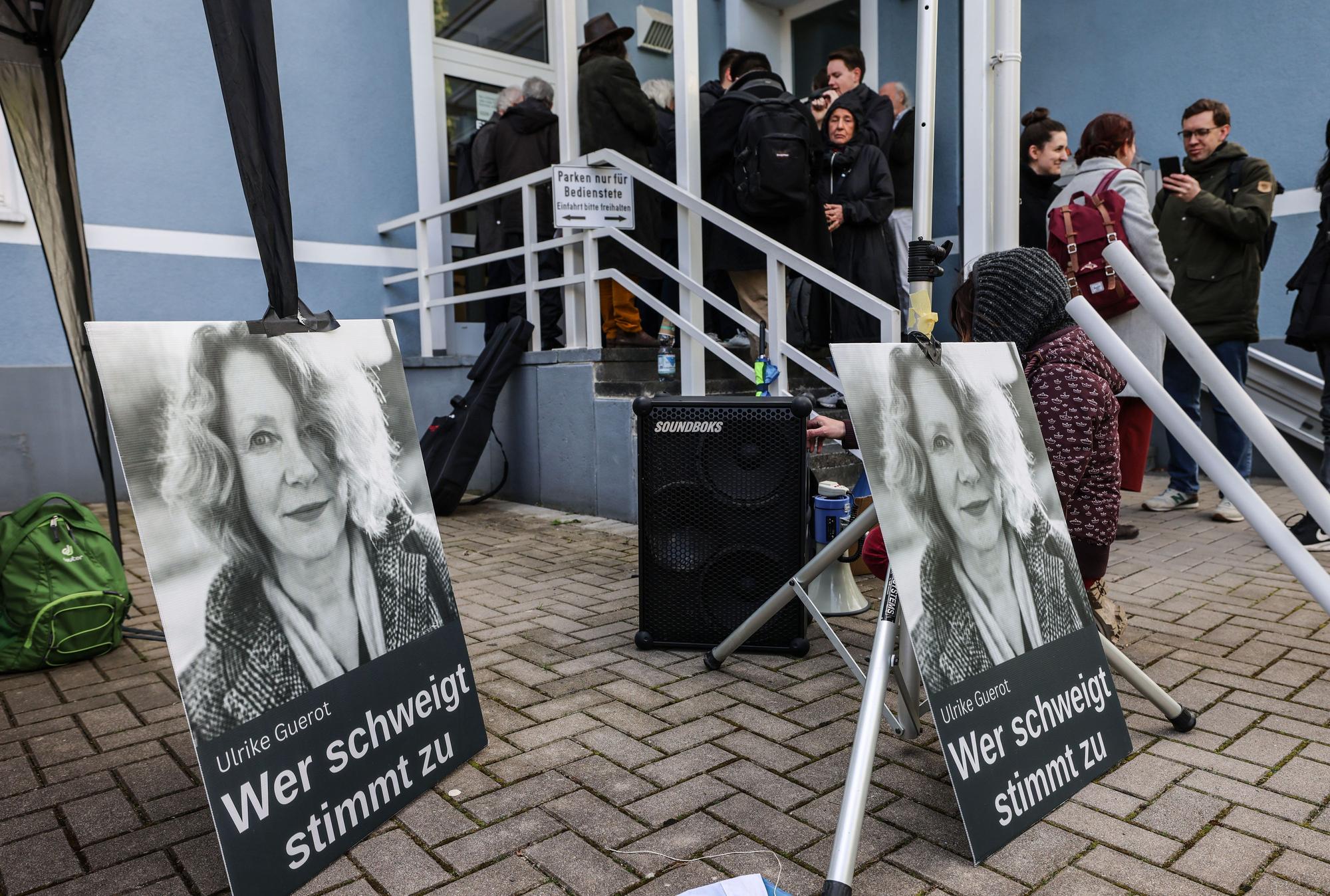 24.04.2024, Nordrhein-Westfalen, Bonn: Demonstranten stehen vor dem Arbeitsgericht in Bonn. Der Streit um die Kündigung der Politologin Ulrike Guérot wird vor dem Arbeitsgericht Bonn verhandelt. Foto: Oliver Berg/dpa +++ dpa-Bildfunk +++