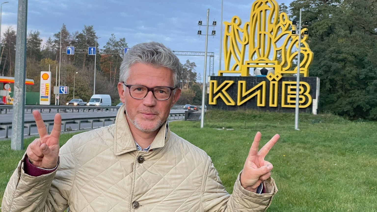 Im Zeichen des V: Andrij Melnyk, früherer Botschafter in Deutschland, posiert auf einem Selfie vor einer Skulptur mit der Aufschrift „Kiew“ an der Autobahn in die ukrainische Hauptstadt.