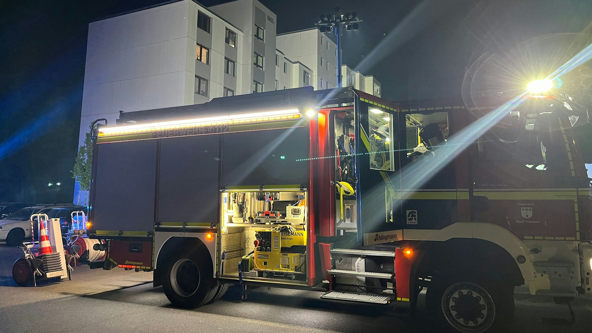 Nach dem Brand eines Untertischgeräts in der Küche ist eine Erdgeschosswohnung in einem Mehrfamilienhaus am Oleanderweg in Friedrich-Wilhelms-Hütte vorläufig unbewohnbar.