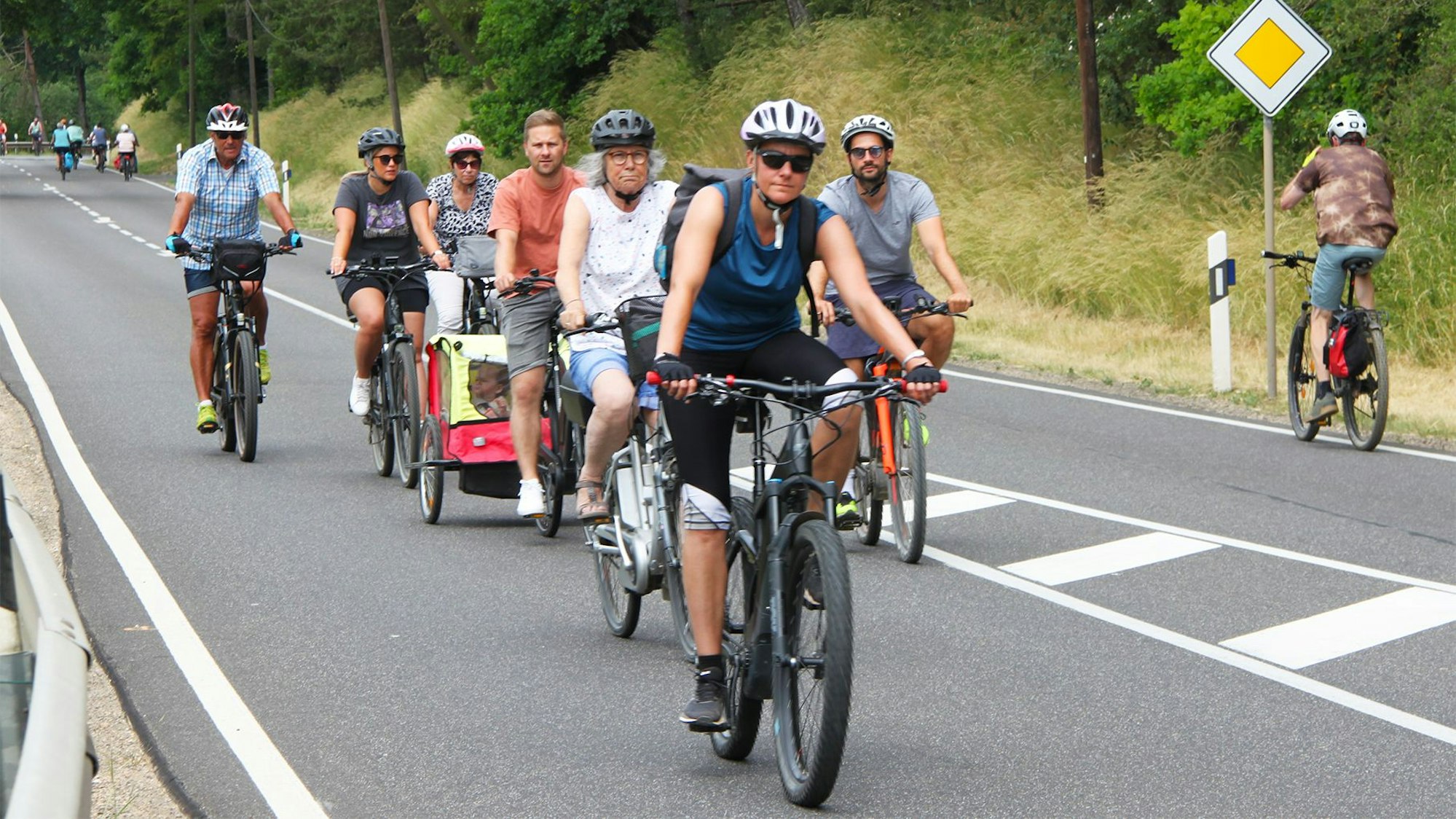Das Bild zeigt einige Radfahrer während der Tour de Ahrtal.