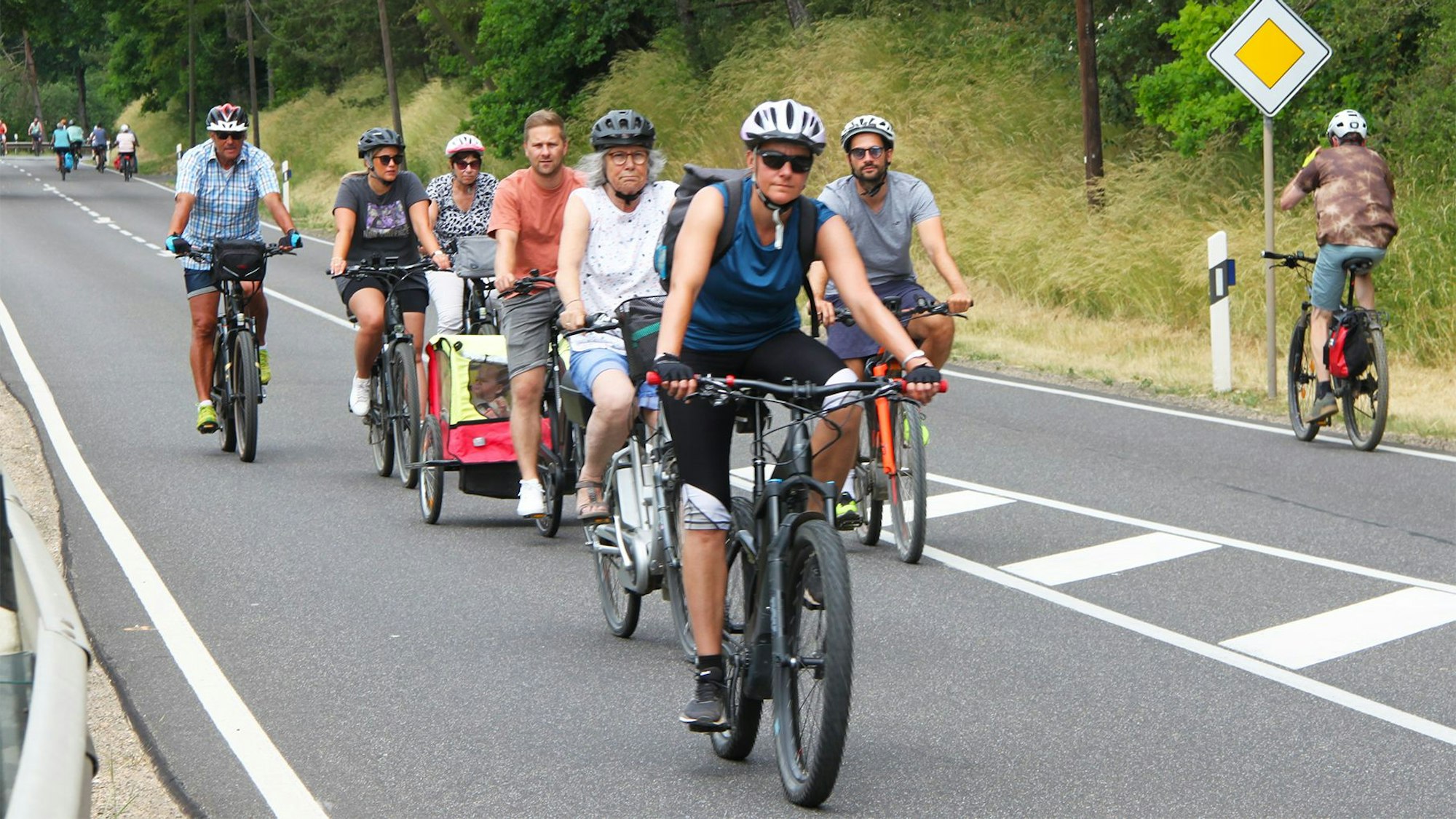 Das Bild zeigt einige Radfahrer während der Tour de Ahrtal.