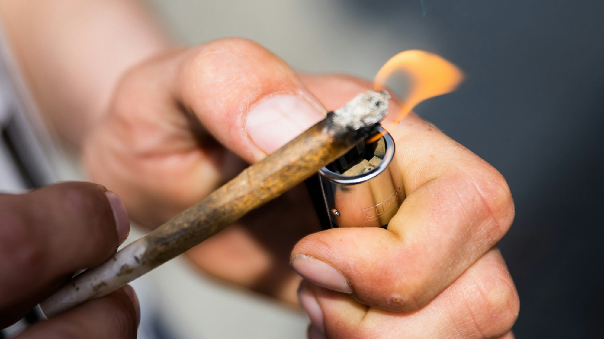 Ein Joint wird angezündet.