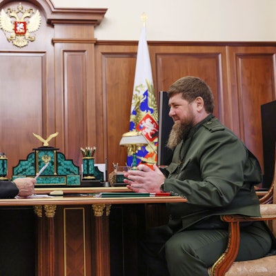 Kremlchef Wladimir Putin (l.) im Gespräch mit Ramsan Kadyrow im Kreml. Der tschetschenische Machthaber soll unheilbar krank sein – und gehört zu Putins loyalsten Gefolgsleuten. (Archivbild)