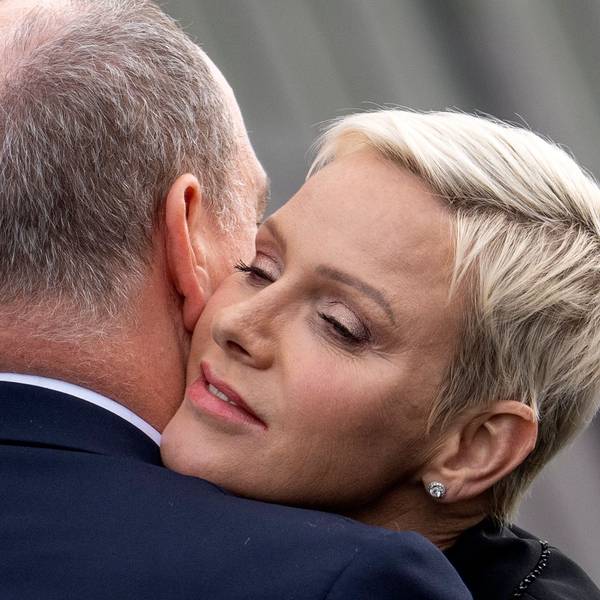 Albert II., Fürst von Monaco, und Charlene, Fürstin von Monaco, umarmen sich bei der Eröffnung einer Ausstellung.